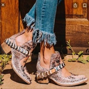 Freebird by Steve Blades, pink snake, size 7!